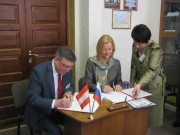Подписания акта приема книг ректором Н.К.Сергеевым и г-жой Йоханной Рахингер 