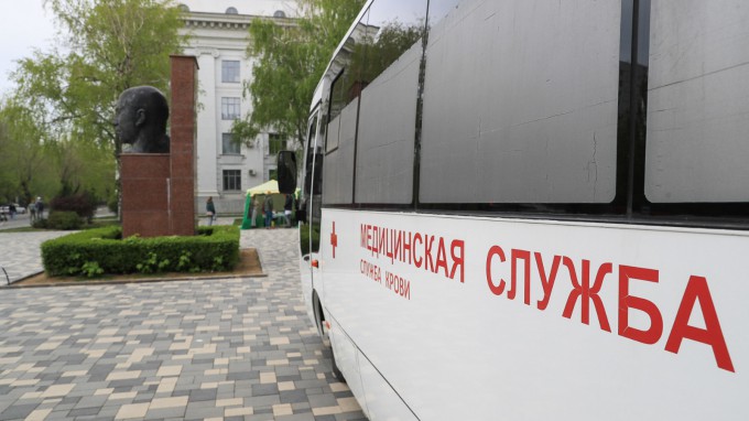 Национальный день донора: губернатор Андрей Бочаров оценил работу мобильного пункта центра крови