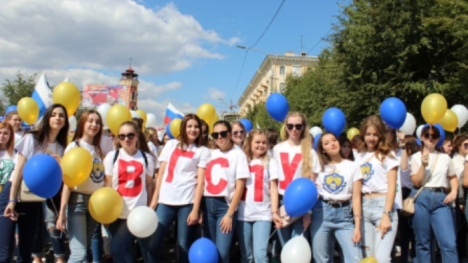 Первокурсники ВГСПУ  приняли участие в Параде студенчества