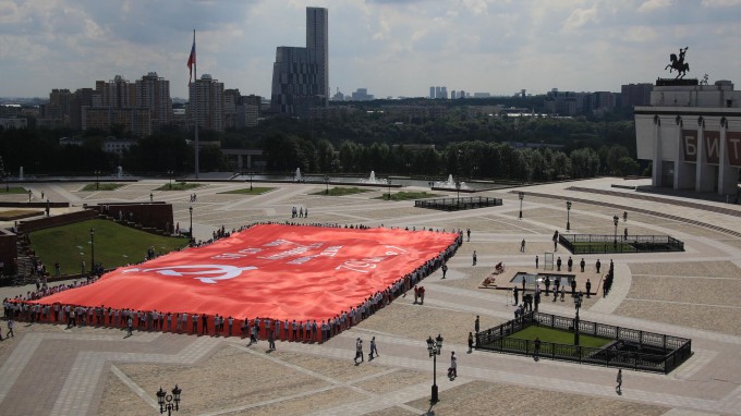Студентка ВГСПУ вместе с волонтерами из 13 стран развернула самое большое Знамя Победы в мире