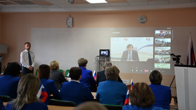 Сергей Кравцов поздравил учеников и педагогов урюпинского Лицея с его 20-летием