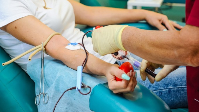 Более 2,6 тысячи вакцинированных волгоградцев стали донорами антиковидной плазмы