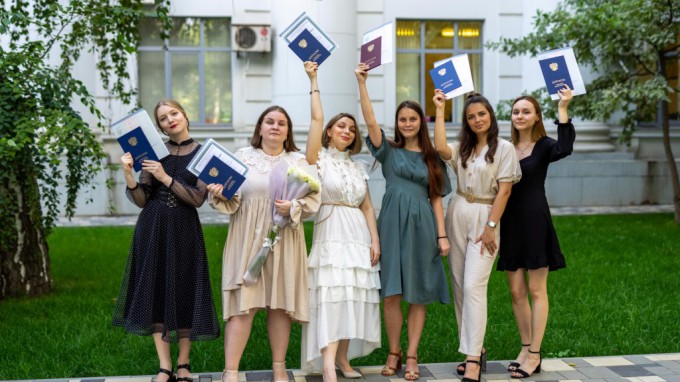 В Институте иностранных языков ВГСПУ вручили дипломы