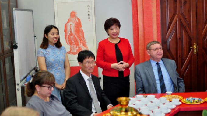 В институте Конфуция ВГСПУ китайские гости из провинции  Чжэцзян сравнили особенности китайской чайной церемонии и русского чаепития 