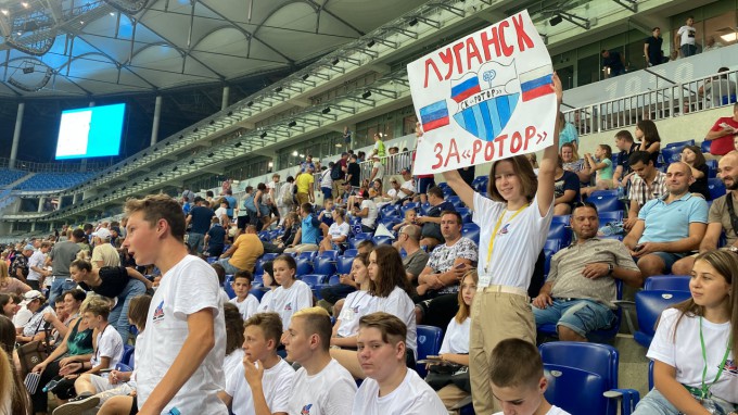 Гости из Луганской области побывали на домашнем матче СК "Ротор"