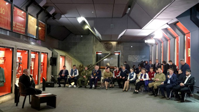 Президент России Владимир Путин встретился с представителями общественных патриотических и молодёжных организаций в Волгограде
