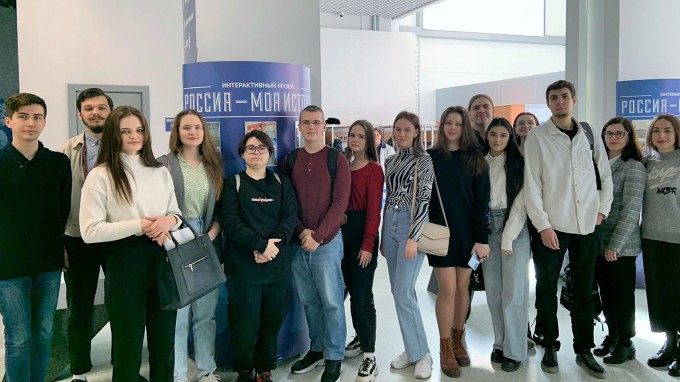 Студенты ФиПО – участники заседания дискуссионного клуба в музее «Россия – моя история»