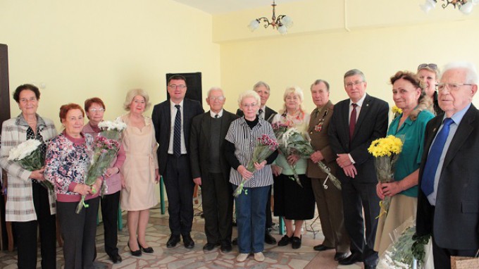 Руководство ВГСПУ поздравили ветеранов с Днем учителя и Днем университета