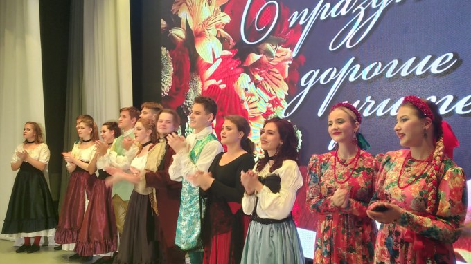 Творческая делегация студентов ВГСПУ поздравила учителей Новониколаевского района