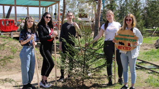 Студенты ВГСПУ высадили деревья в центральном парке культуры и отдыха Волгограда