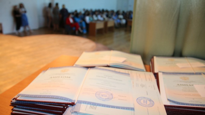 Выпускникам ВСПК вручили дипломы с отличием