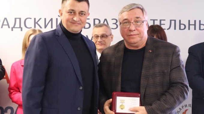 Профессору ВГСПУ вручен Памятный знак Губернатора Волгоградской области