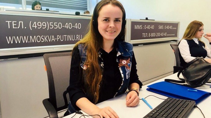 Студентка-волонтер из ВГСПУ помогает принимать звонки на Прямую линию Президента