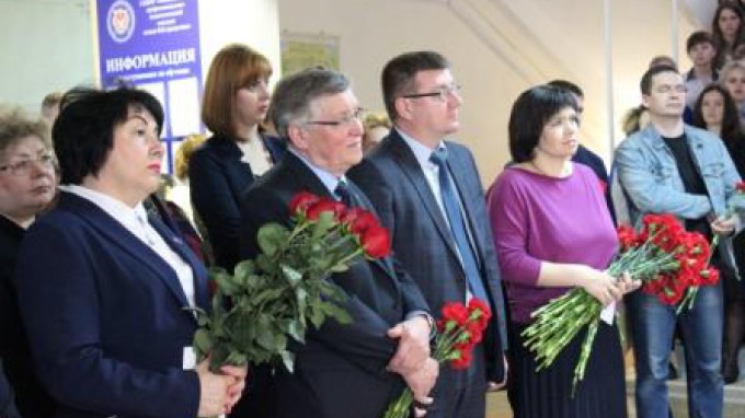 Руководство ВГСПУ приняло участие в торжественной церемонии открытия мемориальной доски В.В.Арнаутову